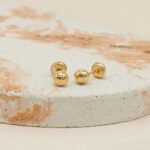 Topos De Oro Amarillo 18K Esfera Lisa 5Mm Con Broche Rosca