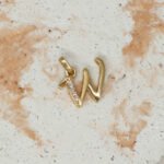 Dije De Oro 18k Letra W Con Piedras Blancas- Ancho Frontal 2mm