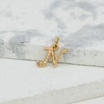 Dije De Oro 18k Letra N Con Piedras Blancas- Ancho Frontal 2mm