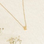 Collar De Oro 18k  Con Dije Incrustado Letra E - Ancho Frontal De La Letra E 2mm