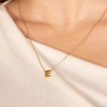 Collar De Oro 18k  Con Dije Incrustado Letra E - Ancho Frontal De La Letra E 2mm - Image 3