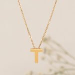 Collar De Oro 18k  Con Dije Incrustado Letra T - Ancho Frontal De La Letra T 2mm
