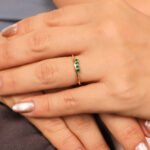 Anillo Oro 18k Cintillo Con Piedras Verdes- Ancho Frontal 1mm - Image 3