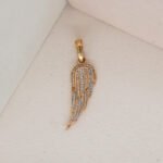 Dije De Oro 18k Ala Con Piedra Blanca- Ancho Frontal 1Cm