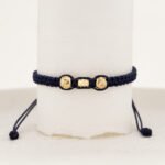 Pulsera De Oro 18k Macramé Con 1 Cilindro Diamantado 3x5mm 2 Esferas 5mm Diamantadas, Hilo Azul 0,43gr. Largo 19cm