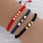 Pulsera De Oro 18k Macramé Con 1 Cilindro Diamantado 3x5mm 2 Esferas 5mm Diamantadas, Hilo Azul 0,43gr. Largo 19cm - Image 2