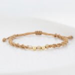 Pulsera De Oro 18k Macramé Con 2 Esfera 3mm Lisas, Hilo Café, Piedras Citrino 0,1gr. Largo 19cm