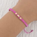 Pulsera De Oro 18k Macramé Con 1 Cilindro Diamantado 4x6mm 2 Esferas 4mm Diamantadas, Hilo Rosados 0,42gr. Largo 19cm - Image 2